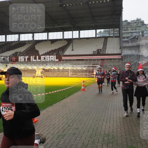 07.12.2025 - St. Pauli X-Mass-Run No. 15 Fabian Wolf http://msf.ph/oto/9394749 07.12.2025 10:26:45 Ziel 3771, 3787, 3792, 3828, 4185, 4384, 4506, 4512, 4705 meine-sportfotos.de