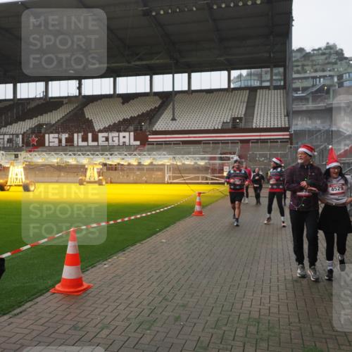 07.12.2025 - St. Pauli X-Mass-Run No. 15 Fabian Wolf http://msf.ph/oto/9394750 07.12.2025 10:26:46 Ziel 3771, 3787, 3792, 3828, 4185, 4384, 4705 meine-sportfotos.de