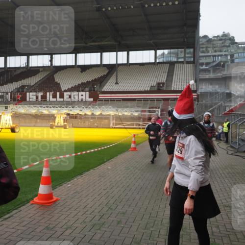 07.12.2025 - St. Pauli X-Mass-Run No. 15 Fabian Wolf http://msf.ph/oto/9394758 07.12.2025 10:26:49 Ziel 3771, 3787, 3792, 3828, 4185, 4384, 4705 meine-sportfotos.de