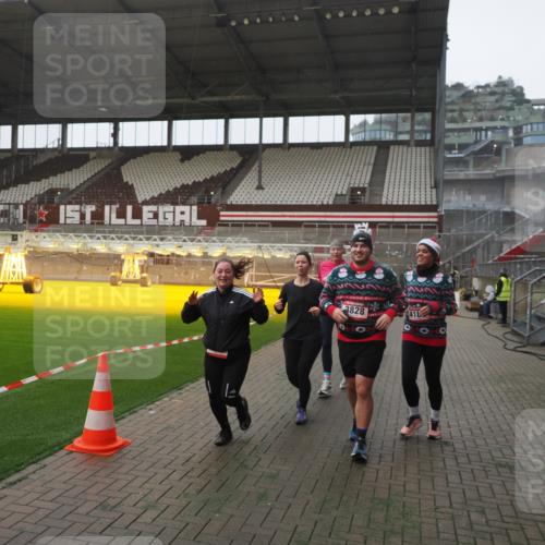 07.12.2025 - St. Pauli X-Mass-Run No. 15 Fabian Wolf http://msf.ph/oto/9394762 07.12.2025 10:26:50 Ziel 3771, 3787, 3792, 3828, 4185, 4384, 4705 meine-sportfotos.de