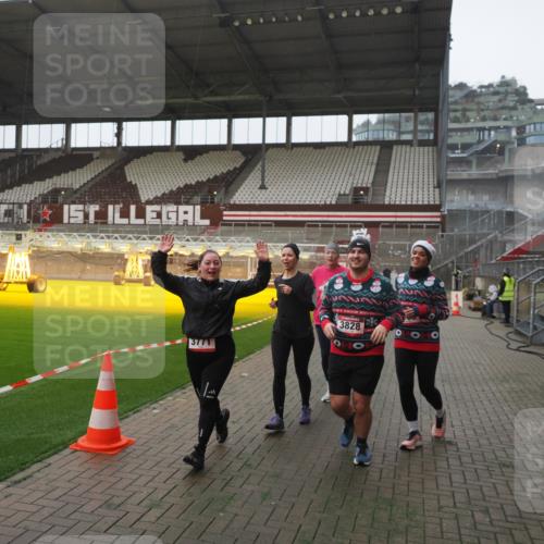 07.12.2025 - St. Pauli X-Mass-Run No. 15 Fabian Wolf http://msf.ph/oto/9394763 07.12.2025 10:26:51 Ziel 3771, 3787, 3792, 3828, 4185, 4384, 4705 meine-sportfotos.de