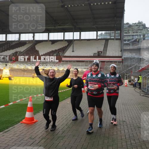 07.12.2025 - St. Pauli X-Mass-Run No. 15 Fabian Wolf http://msf.ph/oto/9394764 07.12.2025 10:26:51 Ziel 3771, 3787, 3792, 3828, 4185, 4384, 4705 meine-sportfotos.de