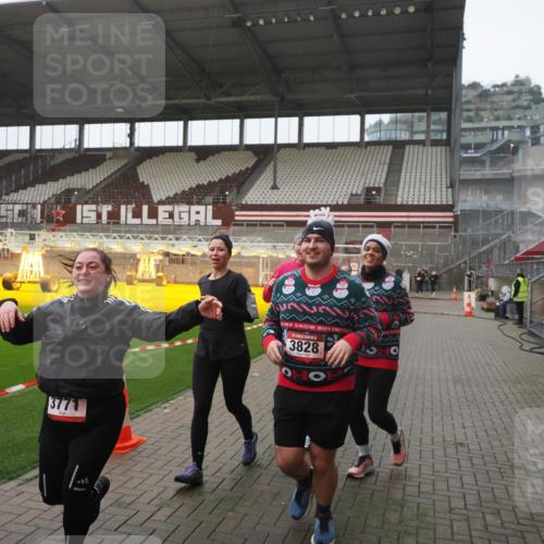07.12.2025 - St. Pauli X-Mass-Run No. 15 Fabian Wolf http://msf.ph/oto/9394767 07.12.2025 10:26:51 Ziel 3771, 3787, 3792, 3828, 4185, 4384, 4705 meine-sportfotos.de