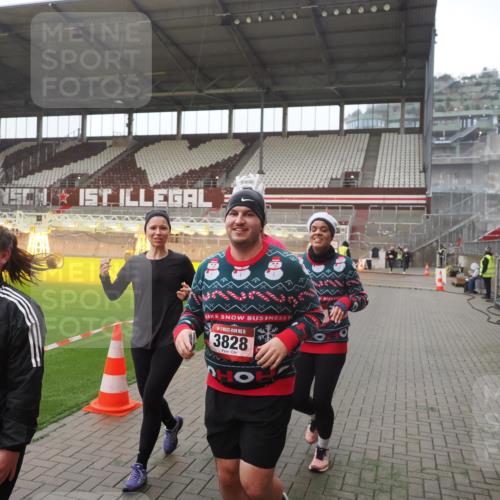 07.12.2025 - St. Pauli X-Mass-Run No. 15 Fabian Wolf http://msf.ph/oto/9394769 07.12.2025 10:26:52 Ziel 3771, 3787, 3792, 3828, 4185, 4384, 4705 meine-sportfotos.de