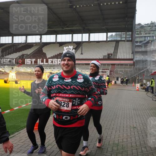 07.12.2025 - St. Pauli X-Mass-Run No. 15 Fabian Wolf http://msf.ph/oto/9394770 07.12.2025 10:26:52 Ziel 3771, 3787, 3792, 3828, 4185, 4384, 4705 meine-sportfotos.de