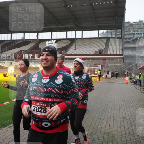 07.12.2025 - St. Pauli X-Mass-Run No. 15 Fabian Wolf http://msf.ph/oto/9394771 07.12.2025 10:26:52 Ziel 3771, 3787, 3792, 3828, 4185, 4384, 4705 meine-sportfotos.de