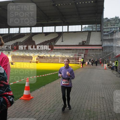 07.12.2025 - St. Pauli X-Mass-Run No. 15 Fabian Wolf http://msf.ph/oto/9394775 07.12.2025 10:26:53 Ziel 3771, 3787, 3792, 3828, 4185, 4384, 4705 meine-sportfotos.de