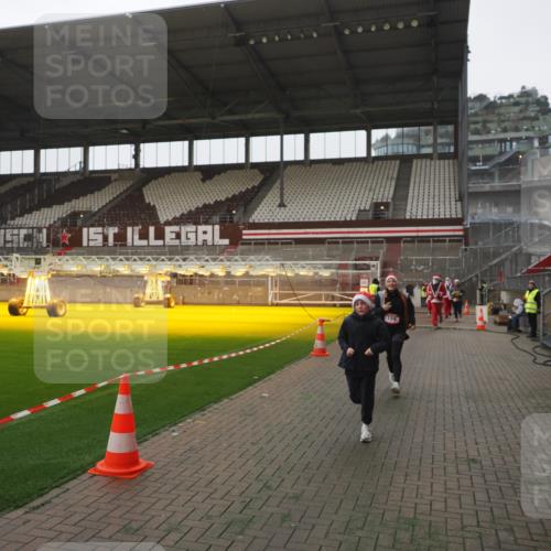 07.12.2025 - St. Pauli X-Mass-Run No. 15 Fabian Wolf http://msf.ph/oto/9394781 07.12.2025 10:26:59 Ziel 159, 1468, 1472, 3720, 3771, 3787, 3828, 4185, 4384, 4705 meine-sportfotos.de