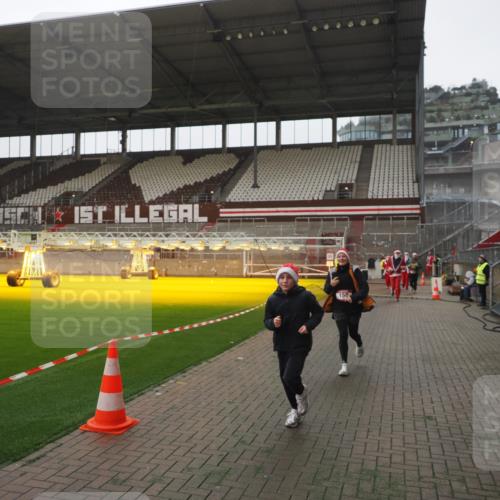 07.12.2025 - St. Pauli X-Mass-Run No. 15 Fabian Wolf http://msf.ph/oto/9394783 07.12.2025 10:27:00 Ziel 159, 1468, 1472, 3720, 3771, 3787, 3828, 4185, 4334, 4353, 4384 meine-sportfotos.de