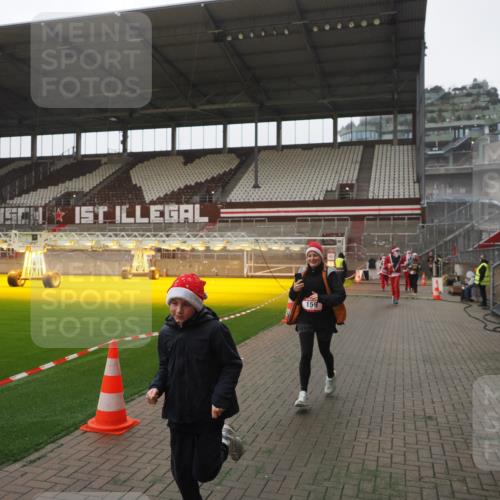 07.12.2025 - St. Pauli X-Mass-Run No. 15 Fabian Wolf http://msf.ph/oto/9394786 07.12.2025 10:27:00 Ziel 159, 1468, 1472, 3720, 3771, 3787, 3828, 4185, 4334, 4353, 4384 meine-sportfotos.de