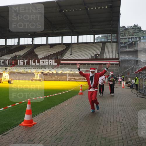 07.12.2025 - St. Pauli X-Mass-Run No. 15 Fabian Wolf http://msf.ph/oto/9394802 07.12.2025 10:27:04 Ziel 159, 1468, 1472, 3720, 4334, 4353, 4384 meine-sportfotos.de