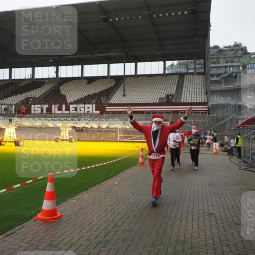 07.12.2025 - St. Pauli X-Mass-Run No. 15 Fabian Wolf http://msf.ph/oto/9394803 07.12.2025 10:27:05 Ziel 159, 1468, 1472, 1618, 3720, 4334, 4353, 4384, 4391, 4410 meine-sportfotos.de