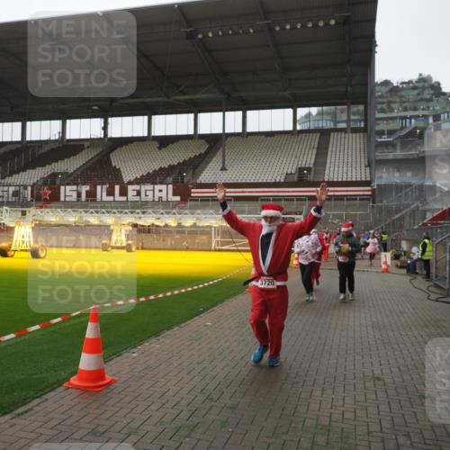 07.12.2025 - St. Pauli X-Mass-Run No. 15 Fabian Wolf http://msf.ph/oto/9394804 07.12.2025 10:27:05 Ziel 159, 1468, 1472, 1618, 3720, 4334, 4353, 4384, 4391, 4410 meine-sportfotos.de
