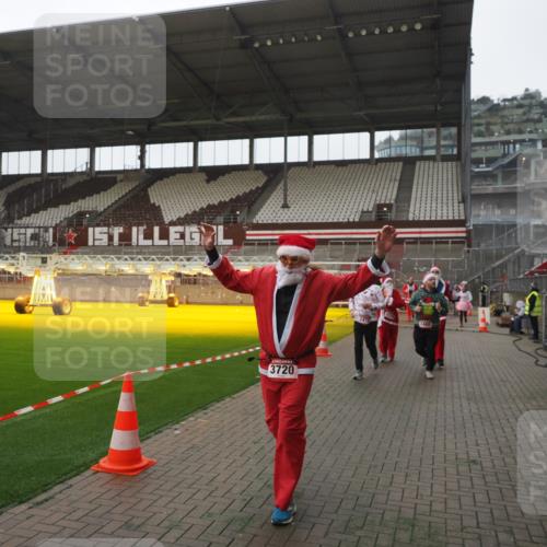 07.12.2025 - St. Pauli X-Mass-Run No. 15 Fabian Wolf http://msf.ph/oto/9394807 07.12.2025 10:27:05 Ziel 159, 1468, 1472, 1618, 3720, 4334, 4353, 4384, 4391, 4410 meine-sportfotos.de