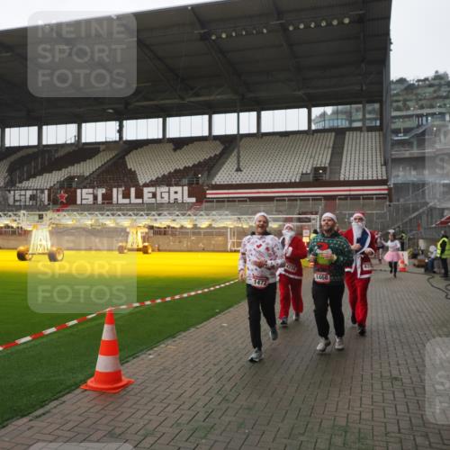 07.12.2025 - St. Pauli X-Mass-Run No. 15 Fabian Wolf http://msf.ph/oto/9394815 07.12.2025 10:27:07 Ziel 159, 1468, 1472, 1618, 3720, 4225, 4334, 4353, 4391, 4409, 4410 meine-sportfotos.de