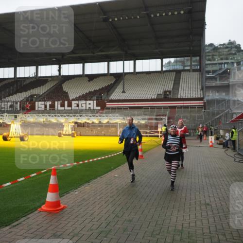 07.12.2025 - St. Pauli X-Mass-Run No. 15 Fabian Wolf http://msf.ph/oto/9394854 07.12.2025 10:27:15 Ziel 1312, 1317, 1468, 1472, 1618, 3571, 3720, 4225, 4334, 4353, 4391, 4409, 4410 meine-sportfotos.de