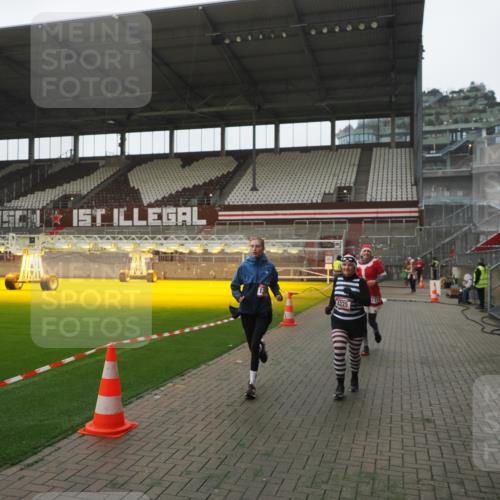 07.12.2025 - St. Pauli X-Mass-Run No. 15 Fabian Wolf http://msf.ph/oto/9394855 07.12.2025 10:27:16 Ziel 1312, 1317, 1468, 1472, 1618, 3571, 3720, 4225, 4334, 4353, 4391, 4409, 4410 meine-sportfotos.de