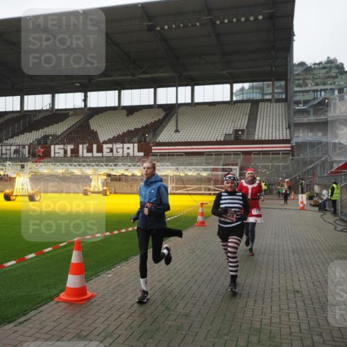 07.12.2025 - St. Pauli X-Mass-Run No. 15 Fabian Wolf http://msf.ph/oto/9394857 07.12.2025 10:27:16 Ziel 1312, 1317, 1468, 1472, 1618, 3571, 3720, 4225, 4334, 4353, 4391, 4409, 4410 meine-sportfotos.de