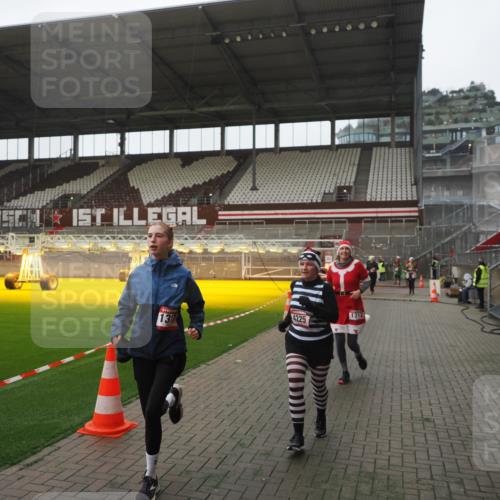 07.12.2025 - St. Pauli X-Mass-Run No. 15 Fabian Wolf http://msf.ph/oto/9394859 07.12.2025 10:27:16 Ziel 1312, 1317, 1468, 1472, 1618, 3571, 3720, 4225, 4334, 4353, 4391, 4409, 4410 meine-sportfotos.de