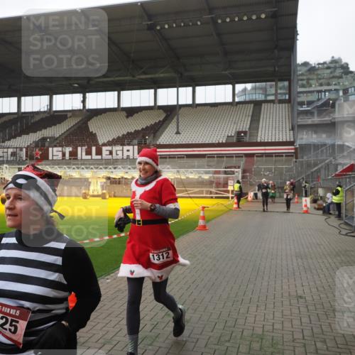 07.12.2025 - St. Pauli X-Mass-Run No. 15 Fabian Wolf http://msf.ph/oto/9394865 07.12.2025 10:27:18 Ziel 1312, 1317, 1468, 1472, 1618, 3571, 3715, 4225, 4334, 4353, 4391, 4409, 4410 meine-sportfotos.de