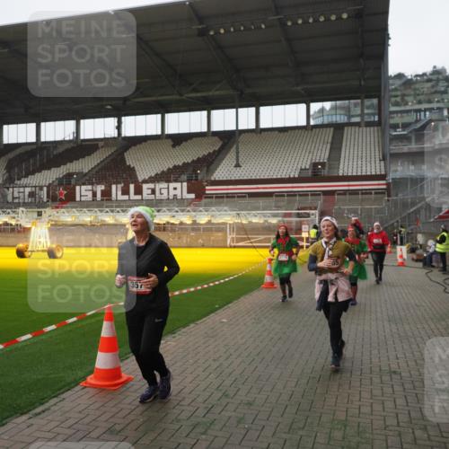 07.12.2025 - St. Pauli X-Mass-Run No. 15 Fabian Wolf http://msf.ph/oto/9394894 07.12.2025 10:27:25 Ziel 1312, 1317, 1618, 3571, 3714, 3715, 3722, 3723, 3793, 4225, 4391, 4409, 4410, 4435 meine-sportfotos.de