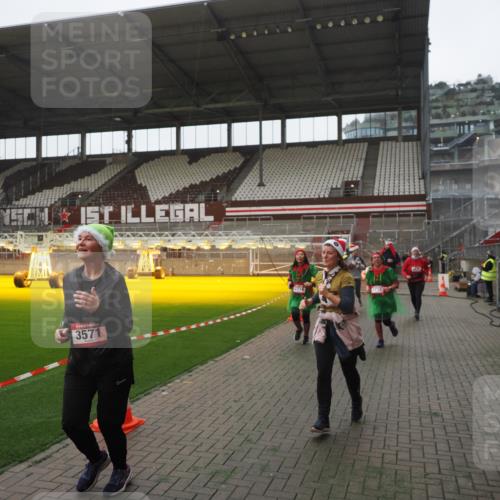 07.12.2025 - St. Pauli X-Mass-Run No. 15 Fabian Wolf http://msf.ph/oto/9394896 07.12.2025 10:27:26 Ziel 1312, 1317, 3571, 3714, 3715, 3722, 3723, 3793, 4225, 4409, 4435 meine-sportfotos.de