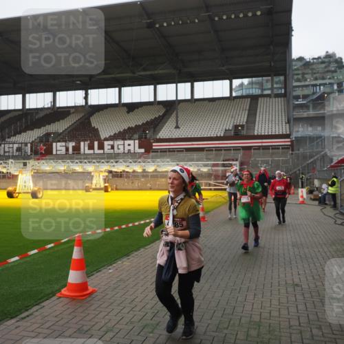 07.12.2025 - St. Pauli X-Mass-Run No. 15 Fabian Wolf http://msf.ph/oto/9394899 07.12.2025 10:27:26 Ziel 1312, 1317, 3571, 3714, 3715, 3722, 3723, 3793, 4225, 4409, 4435 meine-sportfotos.de