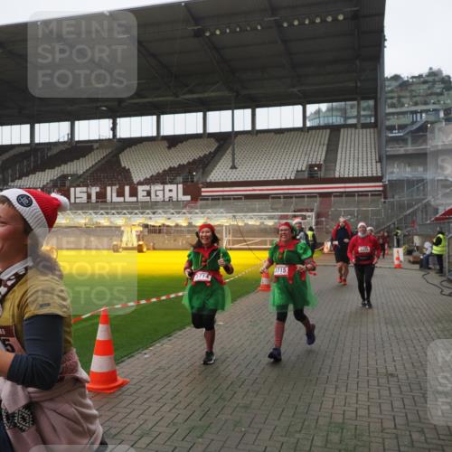 07.12.2025 - St. Pauli X-Mass-Run No. 15 Fabian Wolf http://msf.ph/oto/9394903 07.12.2025 10:27:27 Ziel 1312, 1317, 3571, 3714, 3715, 3722, 3723, 3793, 4225, 4435 meine-sportfotos.de