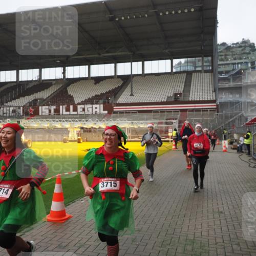 07.12.2025 - St. Pauli X-Mass-Run No. 15 Fabian Wolf http://msf.ph/oto/9394909 07.12.2025 10:27:28 Ziel 1312, 1317, 2677, 3571, 3706, 3707, 3714, 3715, 3722, 3723, 3793, 4435 meine-sportfotos.de