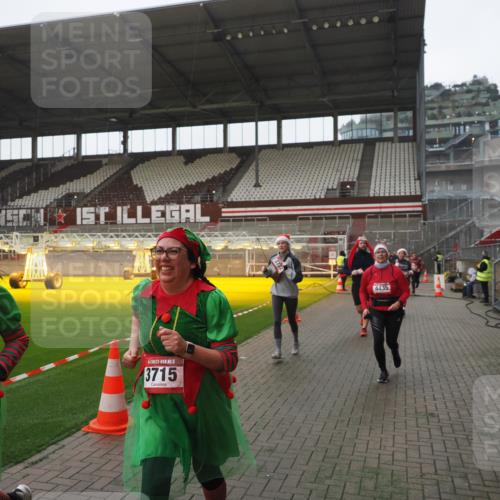07.12.2025 - St. Pauli X-Mass-Run No. 15 Fabian Wolf http://msf.ph/oto/9394910 07.12.2025 10:27:28 Ziel 1312, 1317, 2677, 3571, 3706, 3707, 3714, 3715, 3722, 3723, 3793, 4435 meine-sportfotos.de