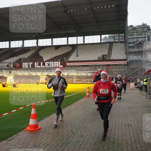 07.12.2025 - St. Pauli X-Mass-Run No. 15 Fabian Wolf http://msf.ph/oto/9394915 07.12.2025 10:27:30 Ziel 1312, 2677, 3154, 3156, 3571, 3706, 3707, 3714, 3715, 3722, 3723, 3793, 4435 meine-sportfotos.de