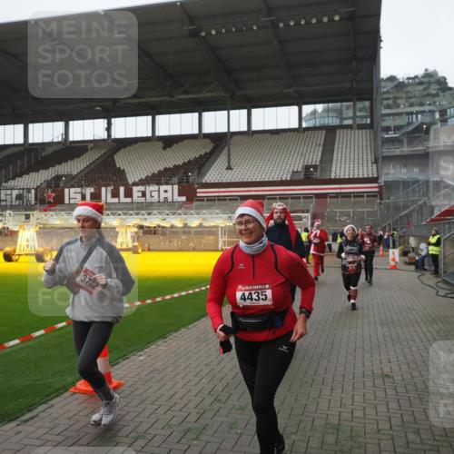 07.12.2025 - St. Pauli X-Mass-Run No. 15 Fabian Wolf http://msf.ph/oto/9394917 07.12.2025 10:27:30 Ziel 1312, 2677, 3154, 3156, 3571, 3706, 3707, 3714, 3715, 3722, 3723, 3793, 4435 meine-sportfotos.de