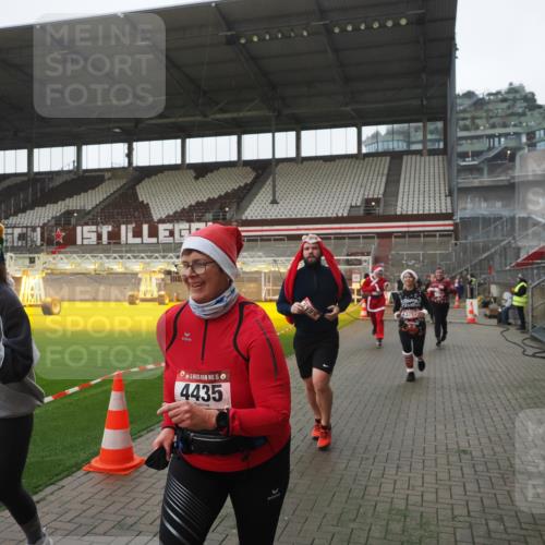 07.12.2025 - St. Pauli X-Mass-Run No. 15 Fabian Wolf http://msf.ph/oto/9394919 07.12.2025 10:27:31 Ziel 2677, 3154, 3156, 3571, 3706, 3707, 3714, 3715, 3722, 3723, 3793, 4435 meine-sportfotos.de