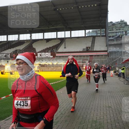 07.12.2025 - St. Pauli X-Mass-Run No. 15 Fabian Wolf http://msf.ph/oto/9394920 07.12.2025 10:27:31 Ziel 2677, 3154, 3156, 3571, 3706, 3707, 3714, 3715, 3722, 3723, 3793, 4435 meine-sportfotos.de