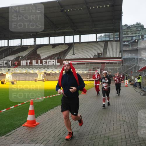 07.12.2025 - St. Pauli X-Mass-Run No. 15 Fabian Wolf http://msf.ph/oto/9394922 07.12.2025 10:27:31 Ziel 2677, 3154, 3156, 3571, 3706, 3707, 3714, 3715, 3722, 3723, 3793, 4435 meine-sportfotos.de
