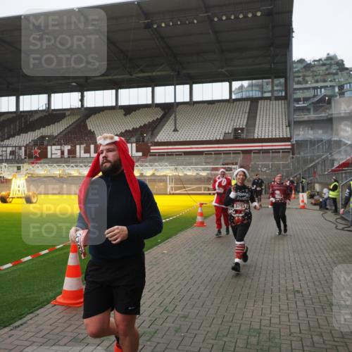 07.12.2025 - St. Pauli X-Mass-Run No. 15 Fabian Wolf http://msf.ph/oto/9394923 07.12.2025 10:27:32 Ziel 175, 2677, 3154, 3156, 3571, 3706, 3707, 3714, 3715, 3722, 3723, 3793, 4435 meine-sportfotos.de