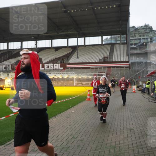 07.12.2025 - St. Pauli X-Mass-Run No. 15 Fabian Wolf http://msf.ph/oto/9394924 07.12.2025 10:27:32 Ziel 175, 2677, 3154, 3156, 3571, 3706, 3707, 3714, 3715, 3722, 3723, 3793, 4435 meine-sportfotos.de