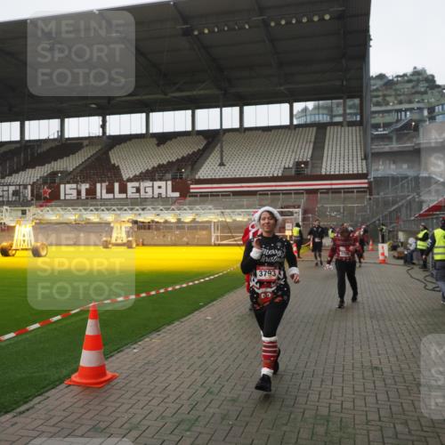 07.12.2025 - St. Pauli X-Mass-Run No. 15 Fabian Wolf http://msf.ph/oto/9394925 07.12.2025 10:27:32 Ziel 175, 2677, 3154, 3156, 3571, 3706, 3707, 3714, 3715, 3722, 3723, 3793, 4435 meine-sportfotos.de
