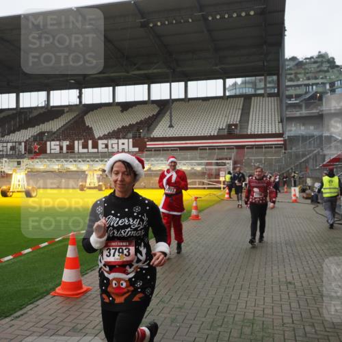 07.12.2025 - St. Pauli X-Mass-Run No. 15 Fabian Wolf http://msf.ph/oto/9394929 07.12.2025 10:27:33 Ziel 175, 2677, 3154, 3156, 3571, 3706, 3707, 3714, 3715, 3722, 3723, 3793, 4435 meine-sportfotos.de
