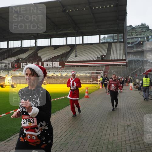 07.12.2025 - St. Pauli X-Mass-Run No. 15 Fabian Wolf http://msf.ph/oto/9394930 07.12.2025 10:27:33 Ziel 175, 2677, 3154, 3156, 3571, 3706, 3707, 3714, 3715, 3722, 3723, 3793, 4435 meine-sportfotos.de