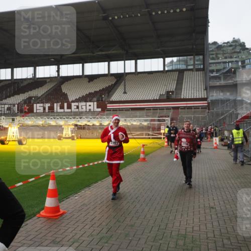07.12.2025 - St. Pauli X-Mass-Run No. 15 Fabian Wolf http://msf.ph/oto/9394931 07.12.2025 10:27:34 Ziel 175, 2677, 3154, 3156, 3571, 3706, 3707, 3714, 3715, 3722, 3723, 3793, 4435 meine-sportfotos.de