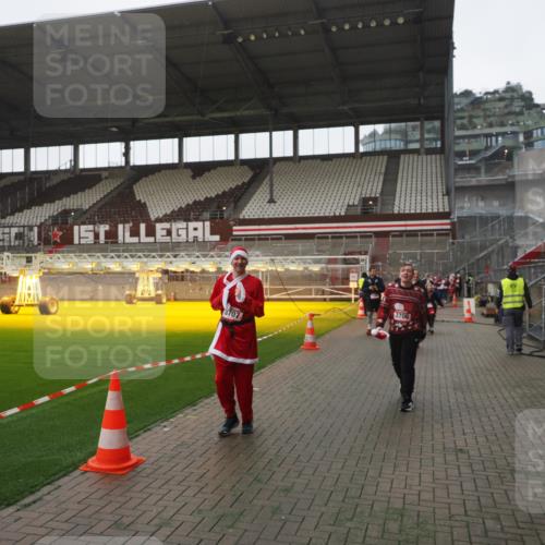 07.12.2025 - St. Pauli X-Mass-Run No. 15 Fabian Wolf http://msf.ph/oto/9394932 07.12.2025 10:27:34 Ziel 175, 2677, 3154, 3156, 3571, 3706, 3707, 3714, 3715, 3722, 3723, 3793, 4435 meine-sportfotos.de