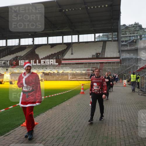 07.12.2025 - St. Pauli X-Mass-Run No. 15 Fabian Wolf http://msf.ph/oto/9394936 07.12.2025 10:27:35 Ziel 175, 2060, 2677, 3154, 3156, 3571, 3706, 3707, 3714, 3715, 3722, 3723, 3793, 4435, 4515, 4516 meine-sportfotos.de