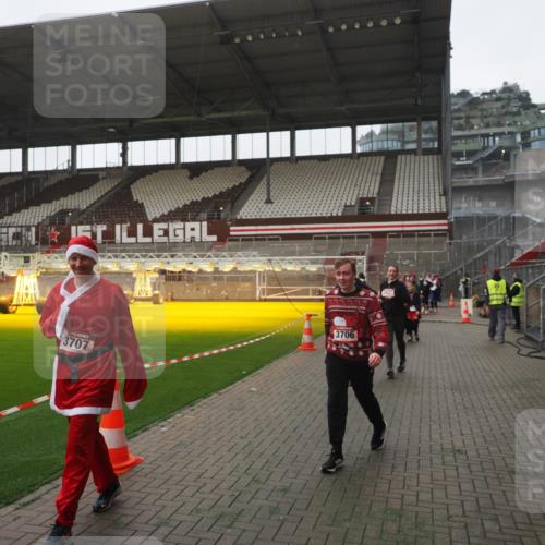 07.12.2025 - St. Pauli X-Mass-Run No. 15 Fabian Wolf http://msf.ph/oto/9394937 07.12.2025 10:27:36 Ziel 175, 2060, 2677, 3154, 3156, 3706, 3707, 3714, 3715, 3722, 3723, 3793, 4383, 4435, 4515, 4516 meine-sportfotos.de