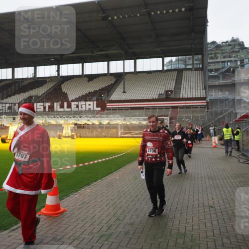 07.12.2025 - St. Pauli X-Mass-Run No. 15 Fabian Wolf http://msf.ph/oto/9394938 07.12.2025 10:27:36 Ziel 175, 2060, 2677, 3154, 3156, 3706, 3707, 3714, 3715, 3722, 3723, 3793, 4383, 4435, 4515, 4516 meine-sportfotos.de