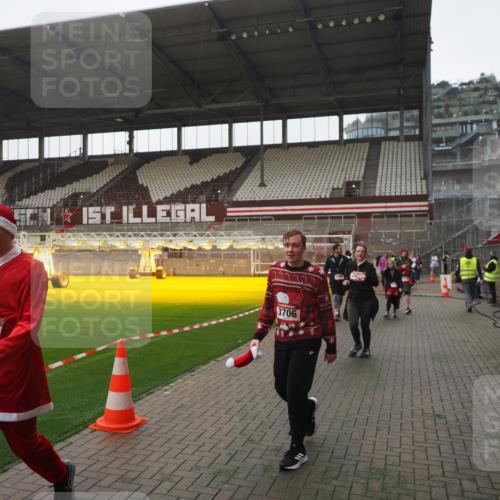 07.12.2025 - St. Pauli X-Mass-Run No. 15 Fabian Wolf http://msf.ph/oto/9394940 07.12.2025 10:27:36 Ziel 175, 2060, 2677, 3154, 3156, 3706, 3707, 3714, 3715, 3722, 3723, 3793, 4383, 4435, 4515, 4516 meine-sportfotos.de