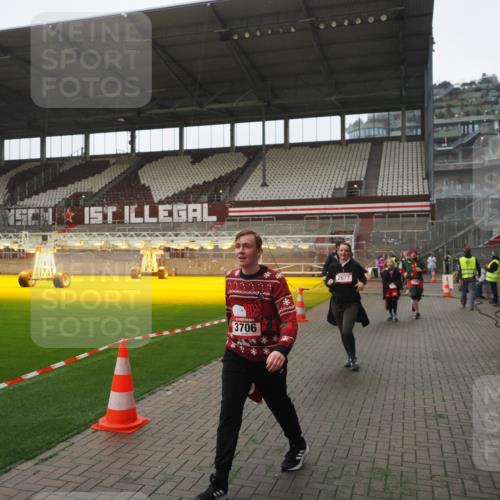 07.12.2025 - St. Pauli X-Mass-Run No. 15 Fabian Wolf http://msf.ph/oto/9394942 07.12.2025 10:27:37 Ziel 175, 2060, 2677, 3154, 3156, 3458, 3706, 3707, 3714, 3715, 3722, 3723, 3793, 4383, 4435, 4515, 4516 meine-sportfotos.de