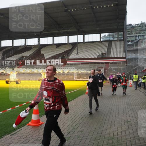 07.12.2025 - St. Pauli X-Mass-Run No. 15 Fabian Wolf http://msf.ph/oto/9394944 07.12.2025 10:27:37 Ziel 175, 2060, 2677, 3154, 3156, 3458, 3706, 3707, 3714, 3715, 3722, 3723, 3793, 4383, 4435, 4515, 4516 meine-sportfotos.de
