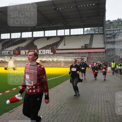 07.12.2025 - St. Pauli X-Mass-Run No. 15 Fabian Wolf http://msf.ph/oto/9394945 07.12.2025 10:27:37 Ziel 175, 2060, 2677, 3154, 3156, 3458, 3706, 3707, 3714, 3715, 3722, 3723, 3793, 4383, 4435, 4515, 4516 meine-sportfotos.de