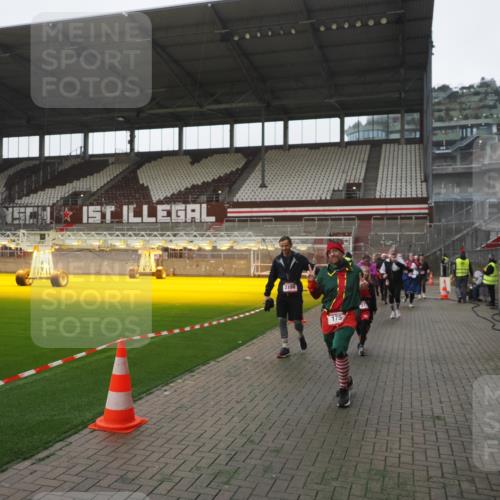 07.12.2025 - St. Pauli X-Mass-Run No. 15 Fabian Wolf http://msf.ph/oto/9394952 07.12.2025 10:27:40 Ziel 175, 2060, 2101, 2188, 2677, 3154, 3156, 3458, 3706, 3707, 3722, 3723, 3793, 4383, 4435, 4462, 4463, 4515, 4516 meine-sportfotos.de